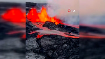 Hawaii’de Mauna Loa Yanardağındaki lav akıntısı havadan görüntülendi