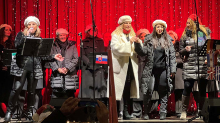 Noel Pazarı’nda Türkçe şarkılarla eğlendiler