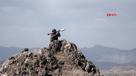 MSB, askerlerin PKKlı teröristlerin inlerine girdiği operasyonun görüntülerini paylaştı