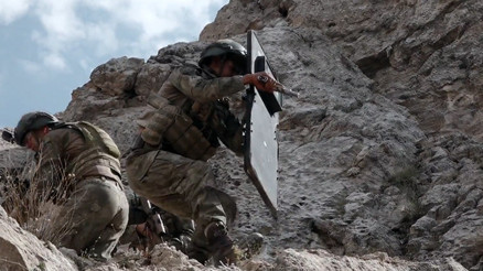 MSB görüntüleri paylaştı Komandolar terör inlerine böyle giriyor