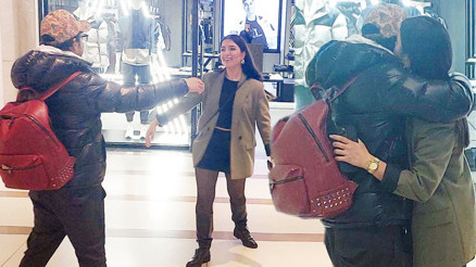 Kız arkadaşıyla sarmaş dolaş görüntülendi... Acemi çapkın