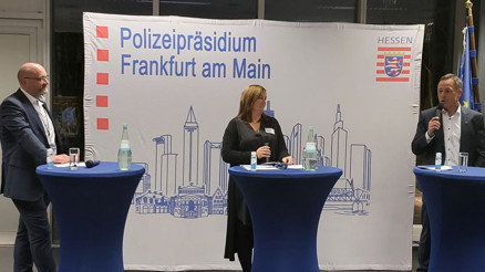 Frankfurt Polisi göçmenleri ağırladı