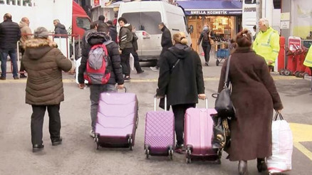 Otobüsle gelip kamyonlarla götürüyorlar