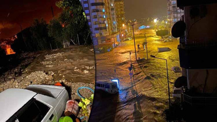 Antalyada yoğun yağış iki ilçede sele neden oldu, evleri su bastı
