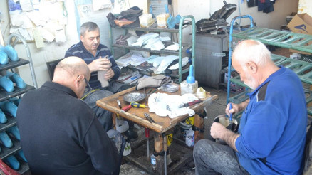 Ayakkabı atölyeleri emeklilere kaldı Ayakkabı atölyeleri emeklilere kaldı