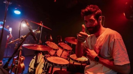 Müzik grubu üyesi Mehmet Dudarık, konser sonrası yumruklu saldırıda ağır yaralandı