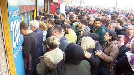 Milli Piyango çekilişine geri sayım Bayilerin önünde uzun kuyruklar...