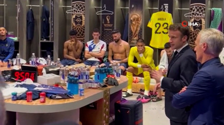 Macronun, milli takımı teselli etmeye çalıştığı anlar sosyal medyada gündem oldu