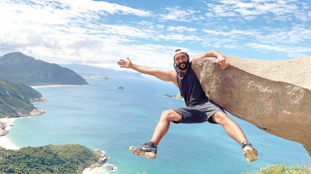 Bir ‘yırtık pantolon’la popüler oldu, şimdi dünyayı geziyor...