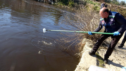 Büyük Menderes Nehri siyaha bürünmüştü Bakanlık harekete geçti: Numune alındı