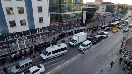 EYTliler kuyruk oluşturdu SGK önünde sıraya girdiler... EYT başvurusu nasıl yapılacak EYTliler kuyruk oluşturdu SGK önünde sıraya girdiler... EYT başvurusu nasıl yapılacak