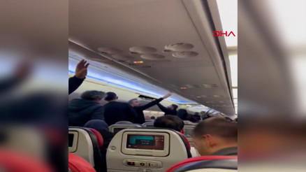 Yolculara yanan uçak fotoğrafı atılan uçakta, tahliye anonsu kamerada
