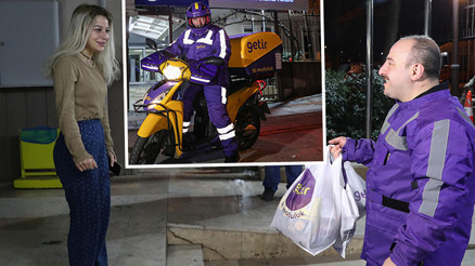 Bakan Varank, yeni yıla motokurye olarak girdi; sipariş götürdü