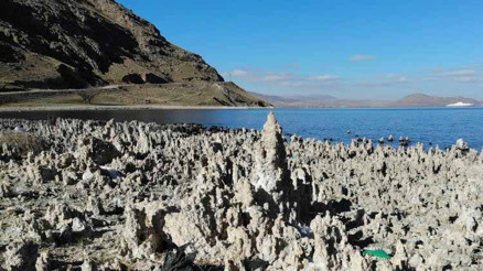Van Gölü’nde sular çekildi, su altı peribacaları ortaya çıktı