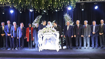 Bakan yardımcısının oğlunun nikahında siyaset, bürokrasi ve yargı dünyası buluştu Bakan yardımcısının oğlunun nikahında siyaset, bürokrasi ve yargı dünyası buluştu