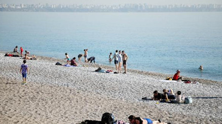 Antalyada ocak ayında yabancıların deniz keyfi
