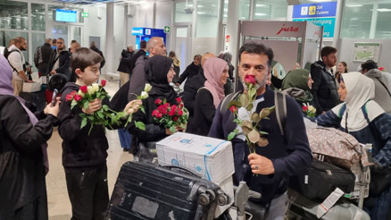 Umreden dönenleri gülle karşıladılar