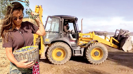 Ekranlara ara verip, İzmirde çiftlik kurmuştu... Ünlü oyuncu iş makinesi kullandı, tarla temizledi