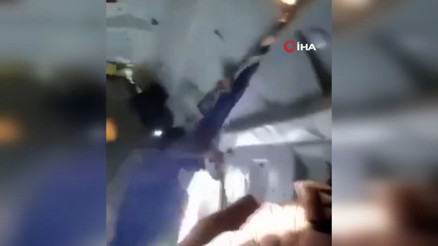 Rusyada uçuş sırasında uçağın kargo kapısı açıldı O anlar kamerada