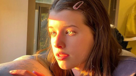 İkizi kadar benzediği annesinden torpilli... Ünlü yıldızın kızı da aynı yolda