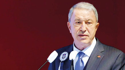 Alkış polemiğinde Bakan Akar Hürriyete konuştu: Hayretle izledik kınıyoruz