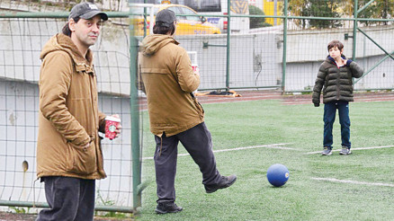 Ünlü şarkıcı oğlunu izledi...  Sahnelerden yeşil sahalara