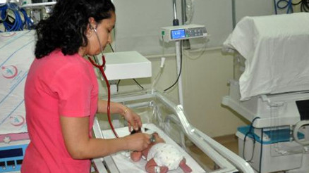 Karamanda cami avlusuna terk edilen 1 haftalık bebek tedavi altına alındı