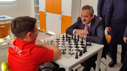 Bakan Özer dünya şampiyonu Kaan ile satranç oynadı