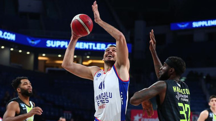 Anadolu Efes 10uncu galibiyetini aldı
