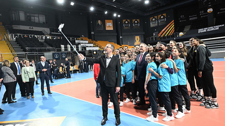 Bakan Kasapoğlu ile Guidetti, Kars’tan gelen kız voleybolcularla buluştu