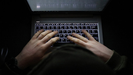 2.5 yıl takip etti sonra internet sitesinden katil sipariş etti Akılalmaz bir stalker hikayesi....