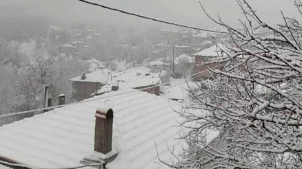 İzmirin 3 ilçesinde yüksek kesimlere kar yağdı