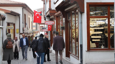 Avizeciler üretmeye devam ediyor, sorunlarına çözüm bekliyor Avizeciler üretmeye devam ediyor, sorunlarına çözüm bekliyor