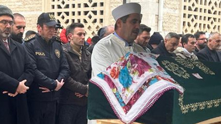 Evlerinde ölü bulunan anne ve 2 çocuğu son yolculuğuna uğurlandı Evlerinde ölü bulunan anne ve 2 çocuğu son yolculuğuna uğurlandı