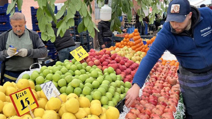 Pazarlar kış meyveleriyle doldu