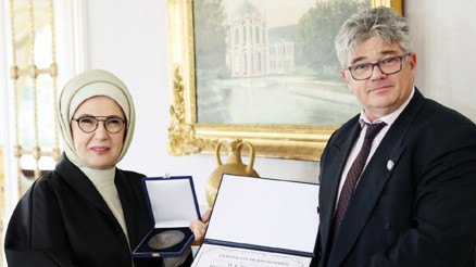 Emine Erdoğan’a apiterapi ödülü