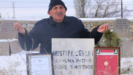 99 yıl sonra gelen İstiklal Madalyası... Babasının mezarına götürüp dua etti 99 yıl sonra gelen İstiklal Madalyası... Babasının mezarına götürüp dua etti