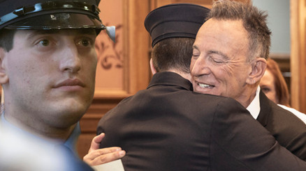 Efsane müzisyenin oğlu, ünlü soyadını elinin tersiyle itti: Ekmek parasını, alevlerin arasında kazanıyor