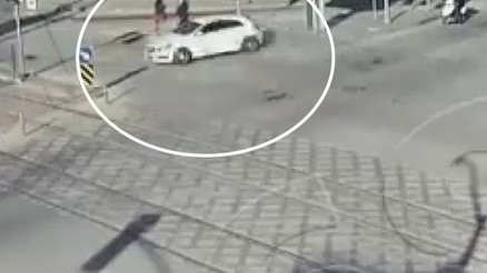 Gaziantepten kaza görüntüleri... Savrulan otomobilin altında kalmaktan son anda kurtuldular