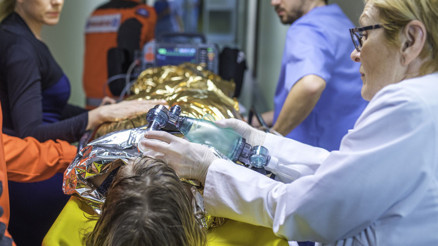 Deprem bölgesinde zamanla yarışta en büyük risk: Hipotermi | Kafa ve el, ayak kısımları korunmalı Deprem bölgesinde zamanla yarışta en büyük risk: Hipotermi | Kafa ve el, ayak kısımları korunmalı