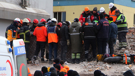 Kendi yardımını taşımak faydadan çok zararlı olabilir... Deprem bölgelerine nasıl yardım edilmeli Nelere dikkat etmeli