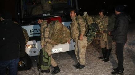 Bitlisten Antakyaya giden güvenlik korucuları, 18 kişiyi enkazdan kurtardı