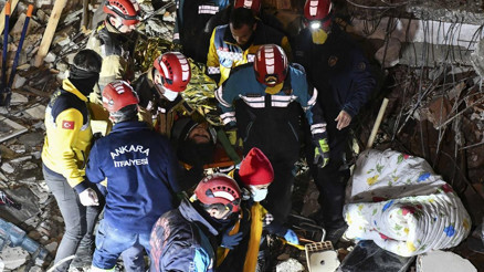 Ankara İtfaiyesi bir haftada 420 kişiyi enkazdan sağ çıkardı Ankara İtfaiyesi bir haftada 420 kişiyi enkazdan sağ çıkardı
