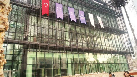 Hem akıllı hem kurallara uymuş... Cam binanın camı bile kırılmadı