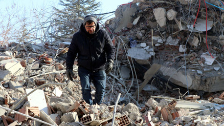 Enkaz başında depremde hayatını kaybeden annesi ile kardeşinin hatıralarını bekliyor