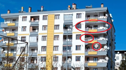 Hasarlı binaya girip, eşyalarını balkondan atarak kurtarmaya çalıştı