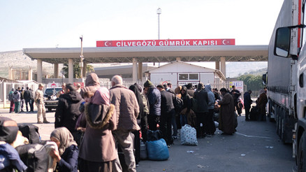 Suriyeli sığınmacılar Hatay sınırına akın etti