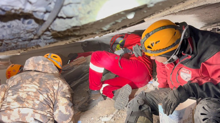 Ebrar Sitesi’nin enkazından 6 günde 22 kişiyi sağ çıkardılar