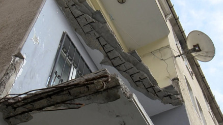 Küçükçekmecede sitede balkon çöktü