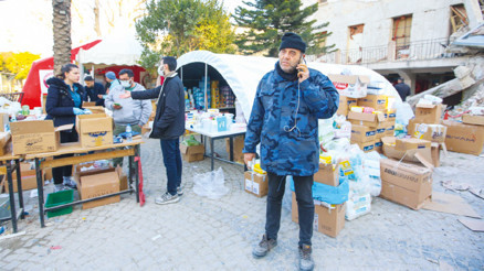 Ailesi enkazdayken sahra eczanesi kurdu